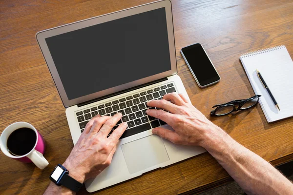 Geschäftsmann mit Laptop — Stockfoto