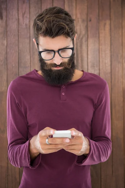 Hipster homem enviando uma mensagem com seu smartphone — Fotografia de Stock