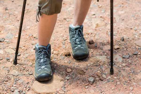 Fechar em pé mulher caminhantes — Fotografia de Stock