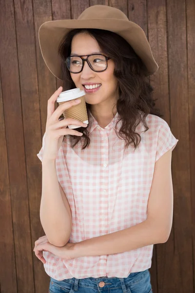 Hipster γυναίκα πίνοντας ένα καφέ — Φωτογραφία Αρχείου