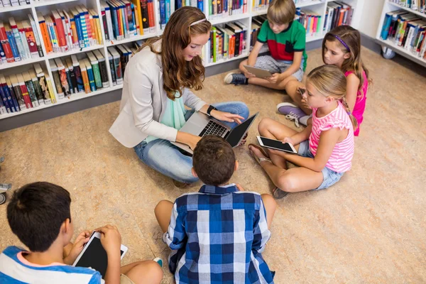 Teacher giving lesson to her students — Stock Photo, Image