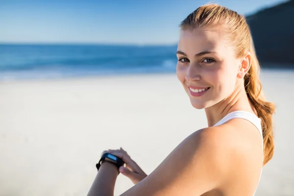 Fit woman wearing smart watch — Stock Photo, Image