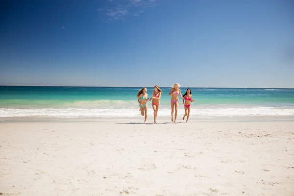 Des amis qui s'amusent à la plage — Photo