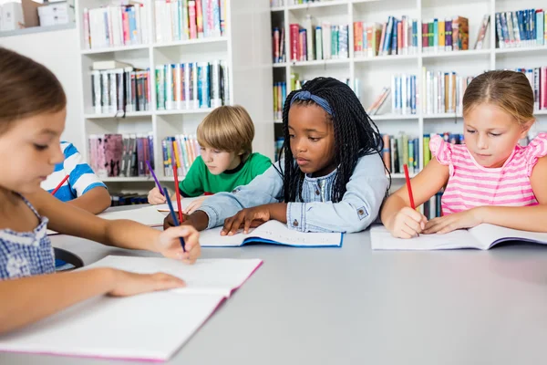 Vooraanzicht van kinderen kleurplaten — Stockfoto