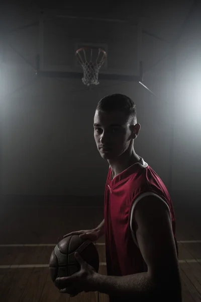 Ritratto di giocatore di basket con una palla in mano — Foto Stock