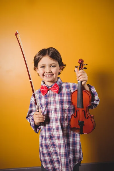 En liten pojke som håller en fiol — Stockfoto