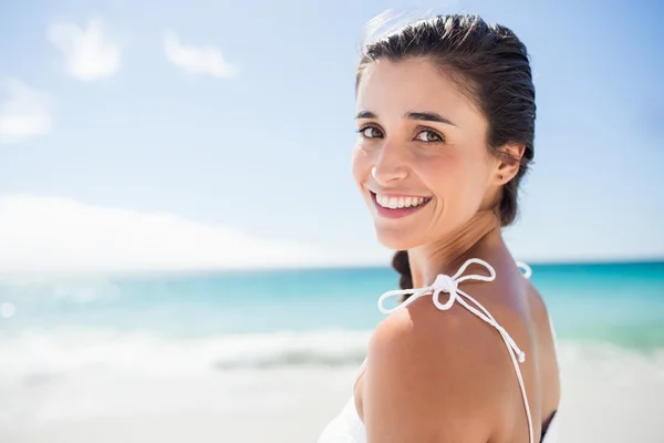 Ritratto di donna sorridente sulla spiaggia — Foto Stock