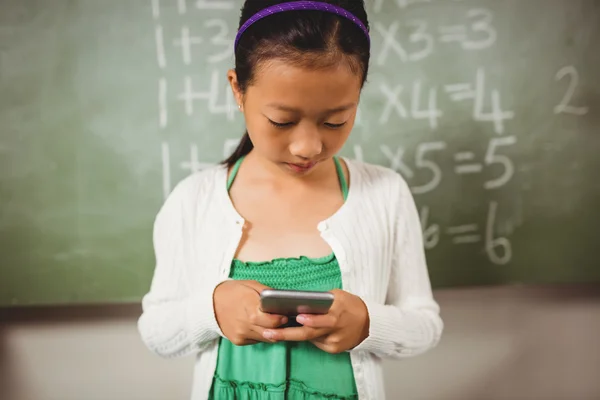 Schoolmeisje met haar smartphone — Stockfoto