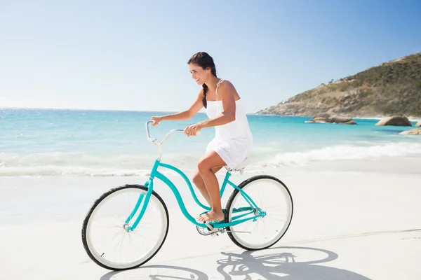 Zorgeloos vrouw gaan op een fietstocht — Stockfoto