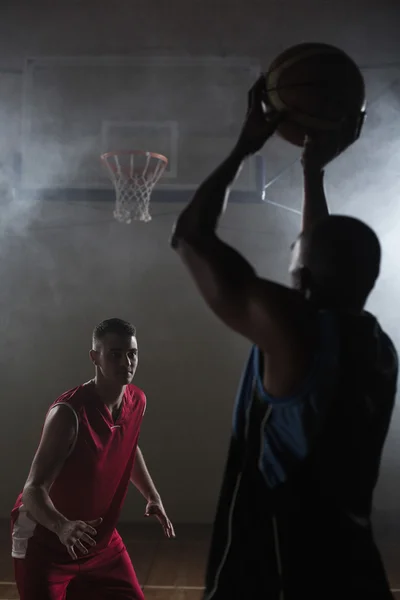Basketbol oynarken iki adam portresi — Stok fotoğraf
