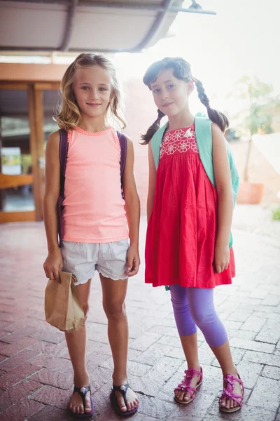 Dva roztomilý smilling holčička pózuje — Stock fotografie