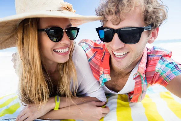 Porträtt av par poserar på stranden — Stockfoto