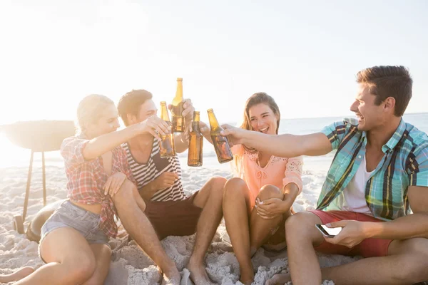 Lächelnde Freunde jubeln mit Bier — Stockfoto