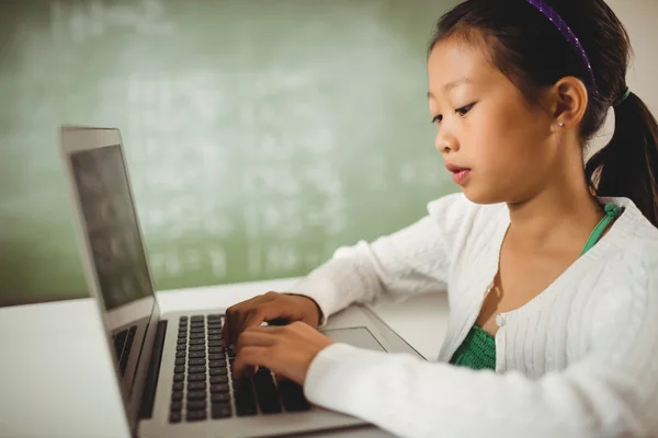 Petite fille concentrée — Photo