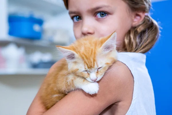 Een klein meisje bezorgt een kitten — Stockfoto