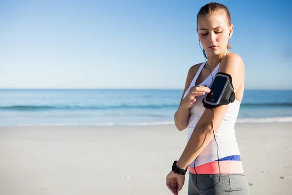 Fit femme sur la plage — Photo