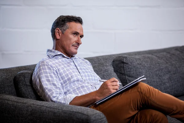 Un hombre de negocios escribiendo en un cuaderno —  Fotos de Stock