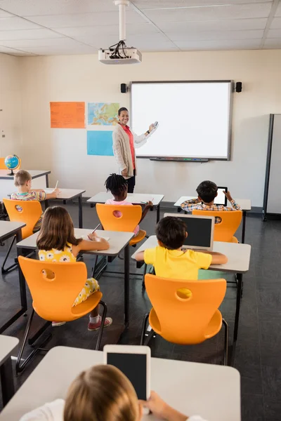 Lärare ger lektion till hennes studenter — Stockfoto