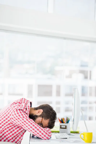 Hipster homem sentado na mesa do computador está cansado — Fotografia de Stock