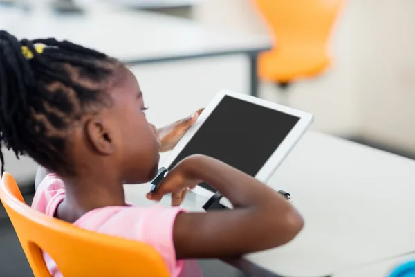 Zijaanzicht van de leerling met tablet pc in de klas — Stockfoto