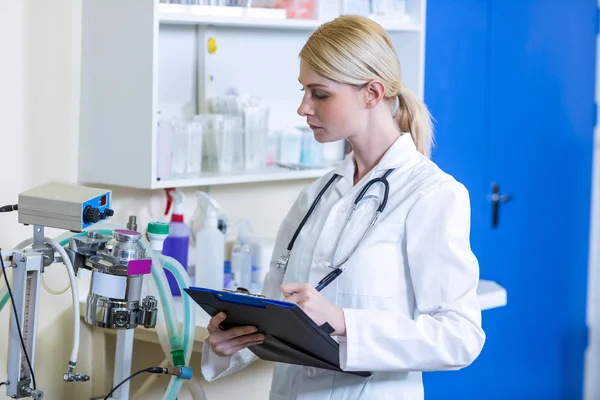 Una mujer veterinaria tomando notas — Foto de Stock