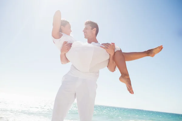 Hombre guapo sosteniendo a su novia — Foto de Stock