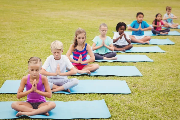 Groupe d'enfants faisant du yoga — Photo