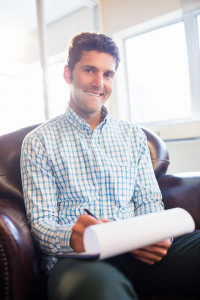 Man die op klembord schrijft — Stockfoto