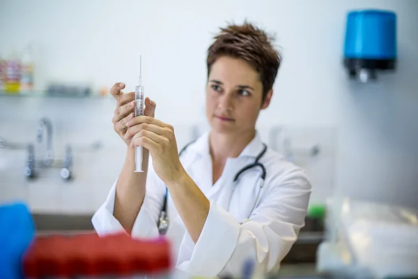 Portrét vet žena držící injekční stříkačky — Stock fotografie