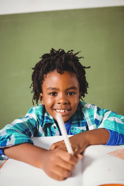 Boy skriver i sin anteckningsbok — Stockfoto