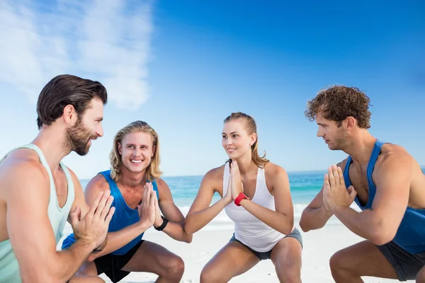 Gente haciendo ejercicio en la playa —  Fotos de Stock
