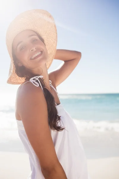 Gelukkige vrouw die zich voordeed op het strand — Stockfoto