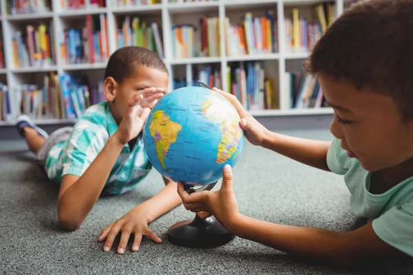 Boys studying the globe — Stock Photo, Image
