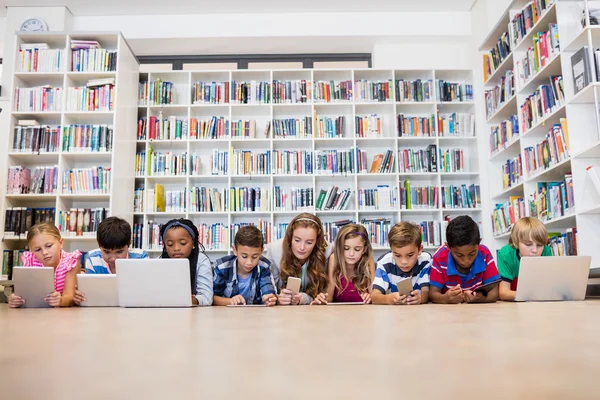 Teacher giving lesson to her students — Stock Photo, Image