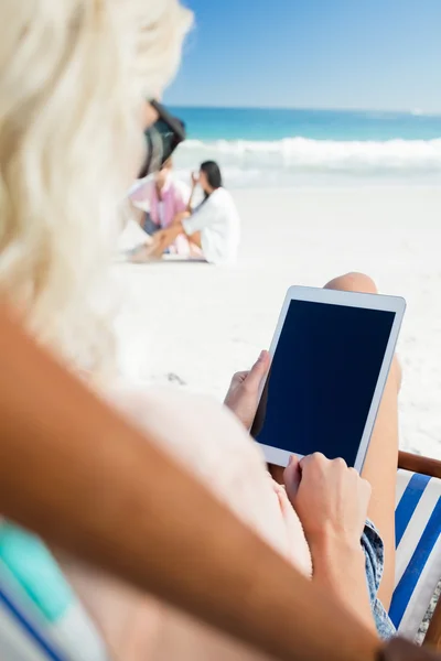 Mulher jovem usando tablet digital — Fotografia de Stock