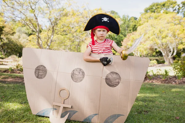 Garçon mignon avec robe fantaisie posant à l'intérieur d'un bateau en carton — Photo