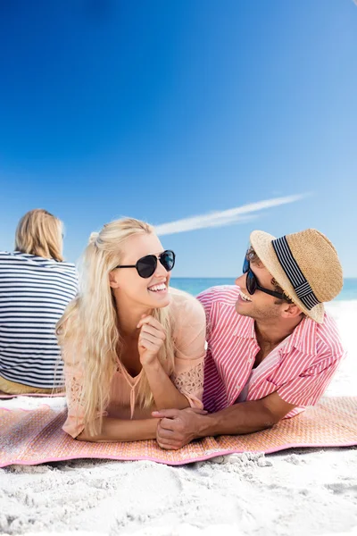 Friends lying on the beach — Stock Photo, Image