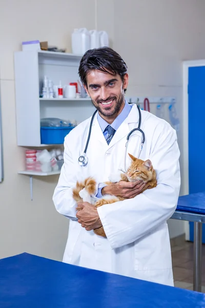 Lachende dierenarts houden van een kat in zijn armen — Stockfoto