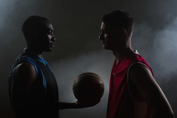 Dois jogadores de basquete olhando um para o outro — Fotografia de Stock