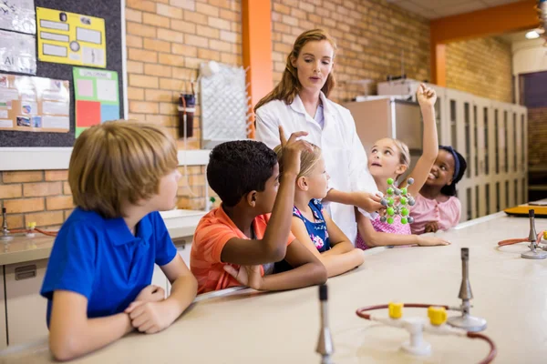 Teacher giving lesson to her students — Stock Photo, Image