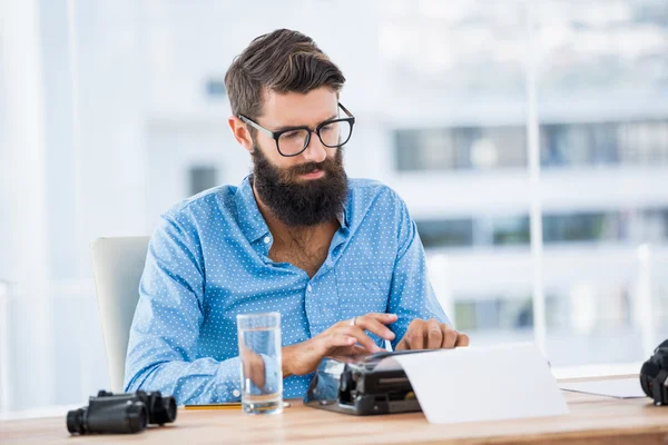 Hipster usando tipo escritor — Fotografia de Stock