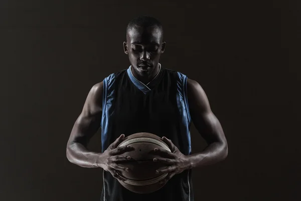 Ritratto di giocatore di basket con una palla in mano — Foto Stock