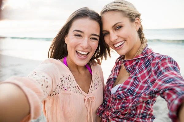 Amigos sorridentes tirando uma selfie — Fotografia de Stock