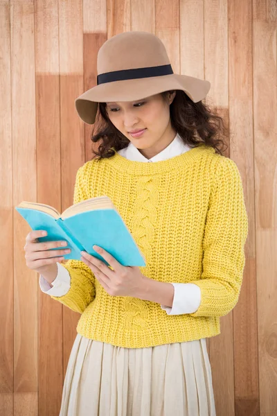 Hipster czytanie książki — Zdjęcie stockowe