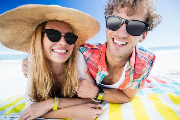 Porträtt av par poserar på stranden — Stockfoto