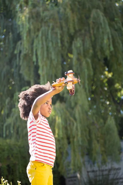 Jongen speelt met een toy-vliegtuig — Stockfoto
