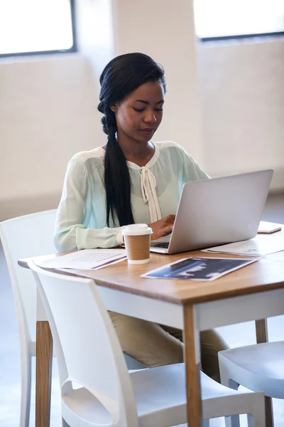 Poważne kobieta pracuje na laptopie — Zdjęcie stockowe