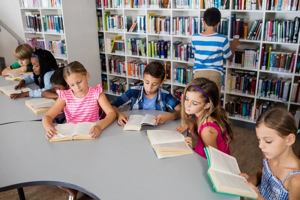 Los alumnos están leyendo libros. — Foto de Stock