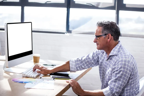 Profile view of a businessman working on computer — Stock Photo, Image