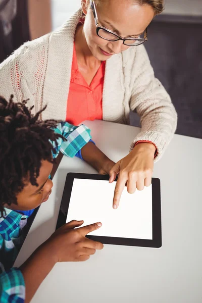 Enseignant et élève utilisant une tablette — Photo